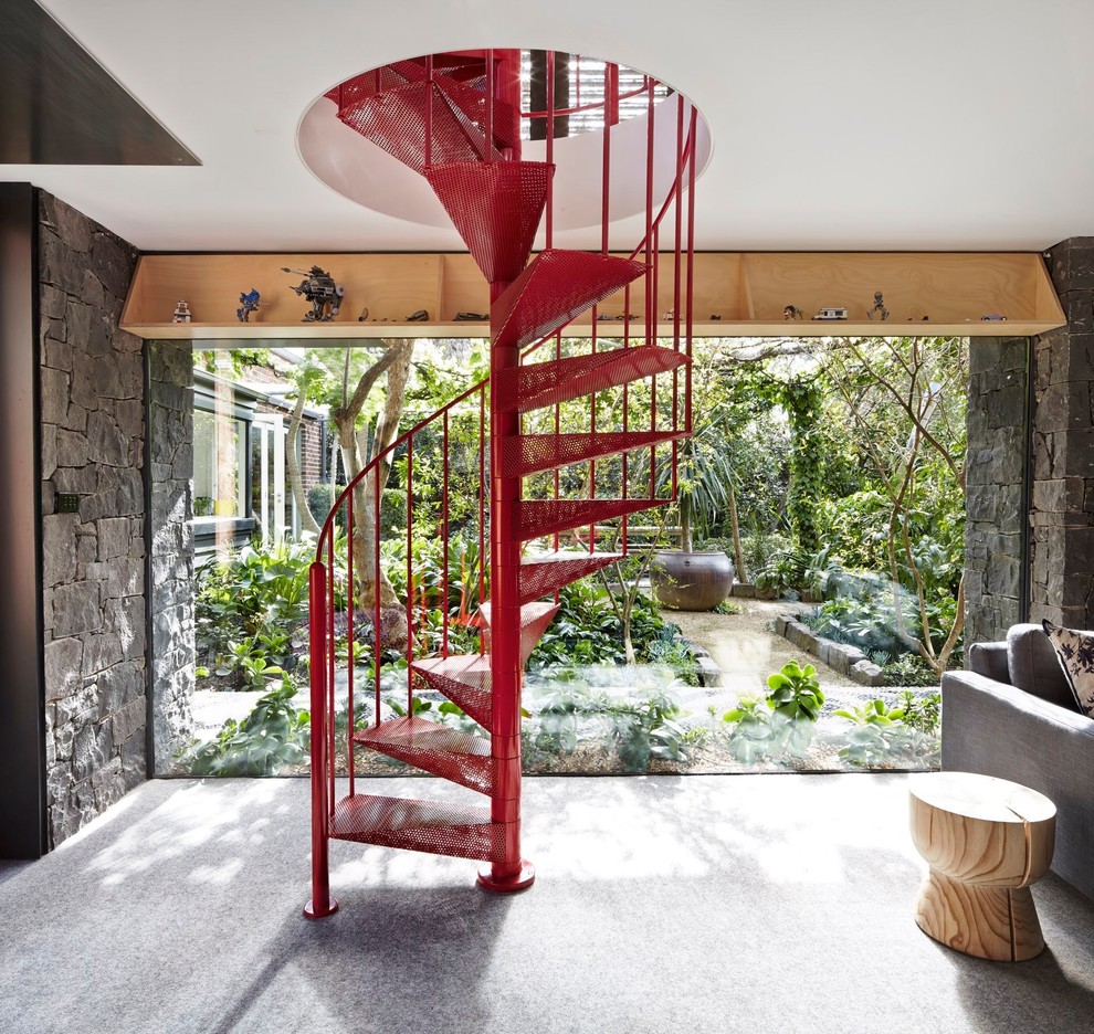 Источник вдохновения для домашнего уюта: маленькая винтовая лестница в стиле ретро с металлическими ступенями и металлическими перилами для на участке и в саду