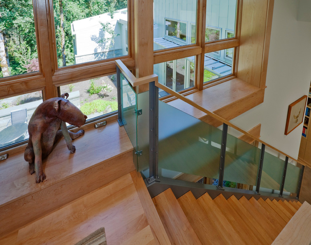 Foto de escalera recta contemporánea con escalones de madera