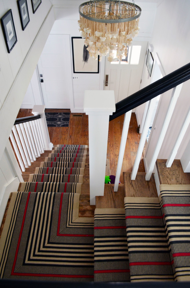 Klassische Treppe in L-Form mit Teppich-Treppenstufen in New York