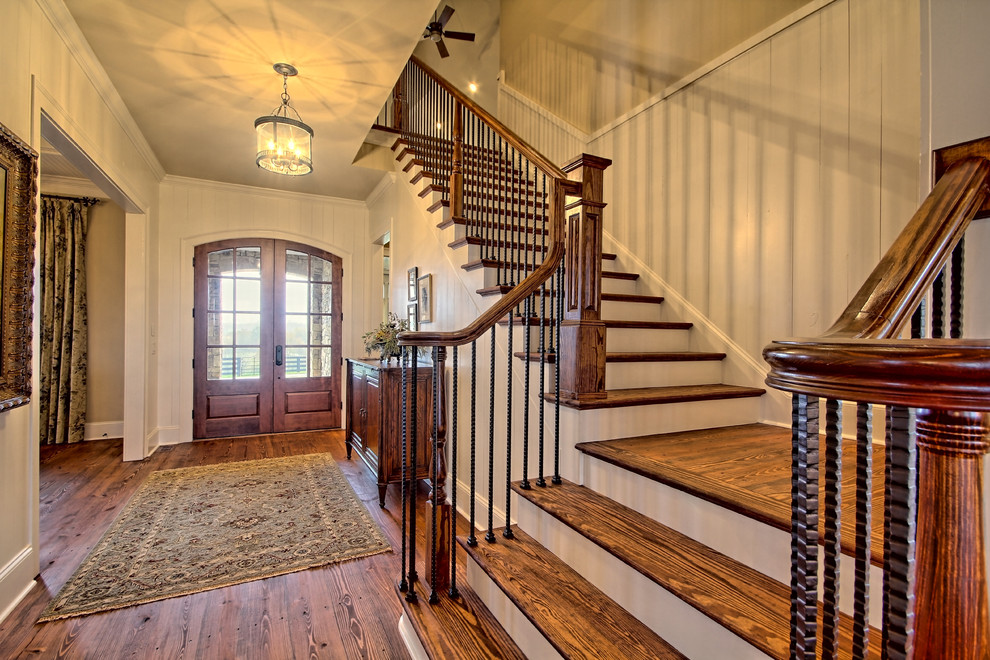 Пример оригинального дизайна: угловая лестница среднего размера в стиле рустика с деревянными ступенями и крашенными деревянными подступенками
