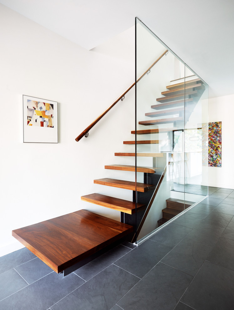 Aménagement d'un escalier sans contremarche droit contemporain de taille moyenne avec des marches en bois.
