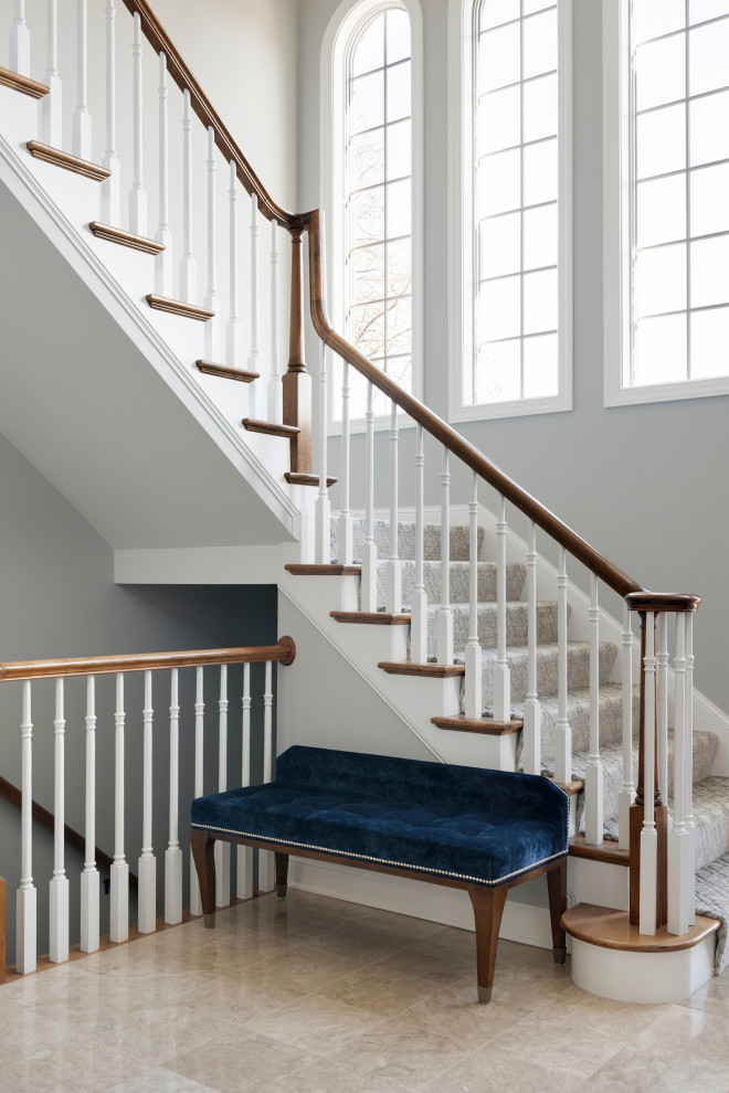 Свежая идея для дизайна: большая лестница в морском стиле - отличное фото интерьера
