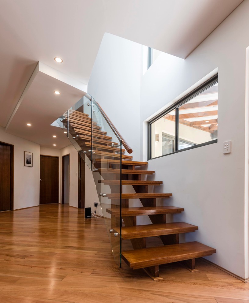 Aménagement d'un escalier droit moderne de taille moyenne avec des marches en bois, des contremarches en bois et un garde-corps en bois.