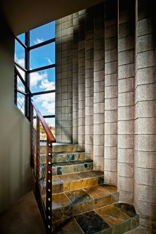 Идея дизайна: лестница в современном стиле с ступенями из сланца, подступенками из сланца и перилами из тросов