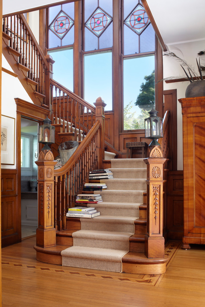 На фото: деревянная лестница в классическом стиле с деревянными ступенями с