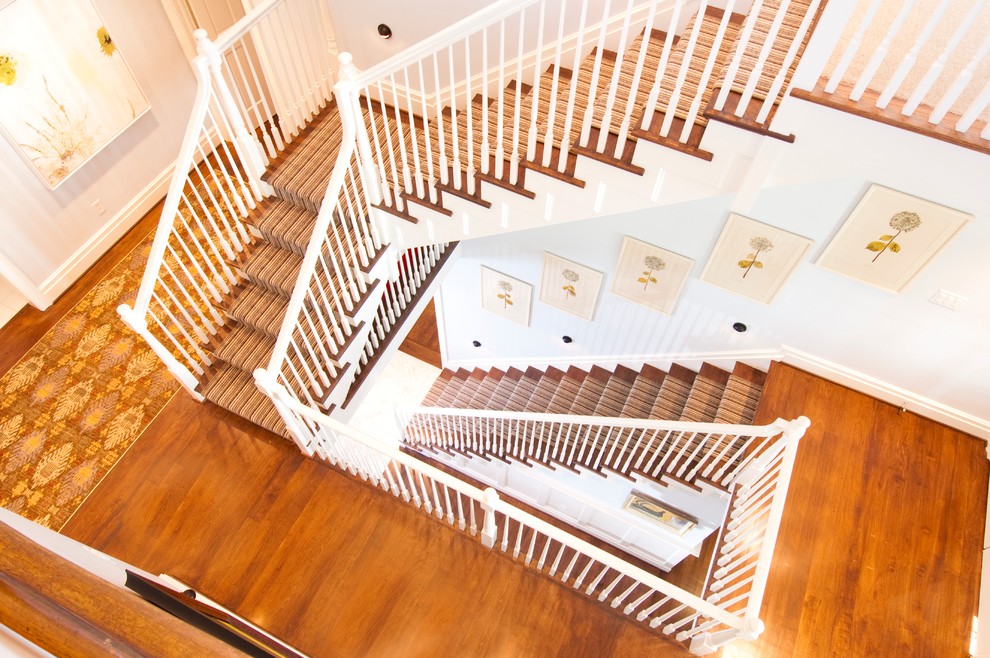 ワシントンD.C.にあるトラディショナルスタイルのおしゃれな階段の写真