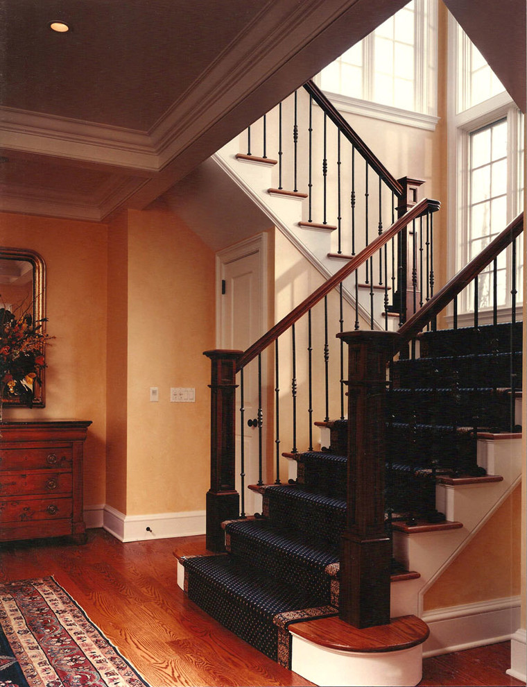 Mittelgroße Treppe in L-Form mit Teppich-Treppenstufen und Metall-Setzstufen in New York