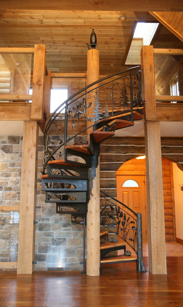 Diseño de escalera de caracol rústica de tamaño medio con escalones de madera y contrahuellas de madera