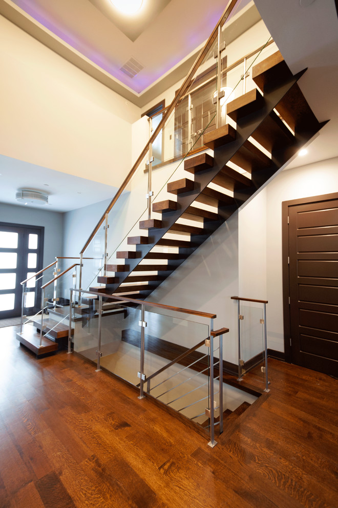Источник вдохновения для домашнего уюта: большая прямая лестница в стиле модернизм с деревянными ступенями без подступенок
