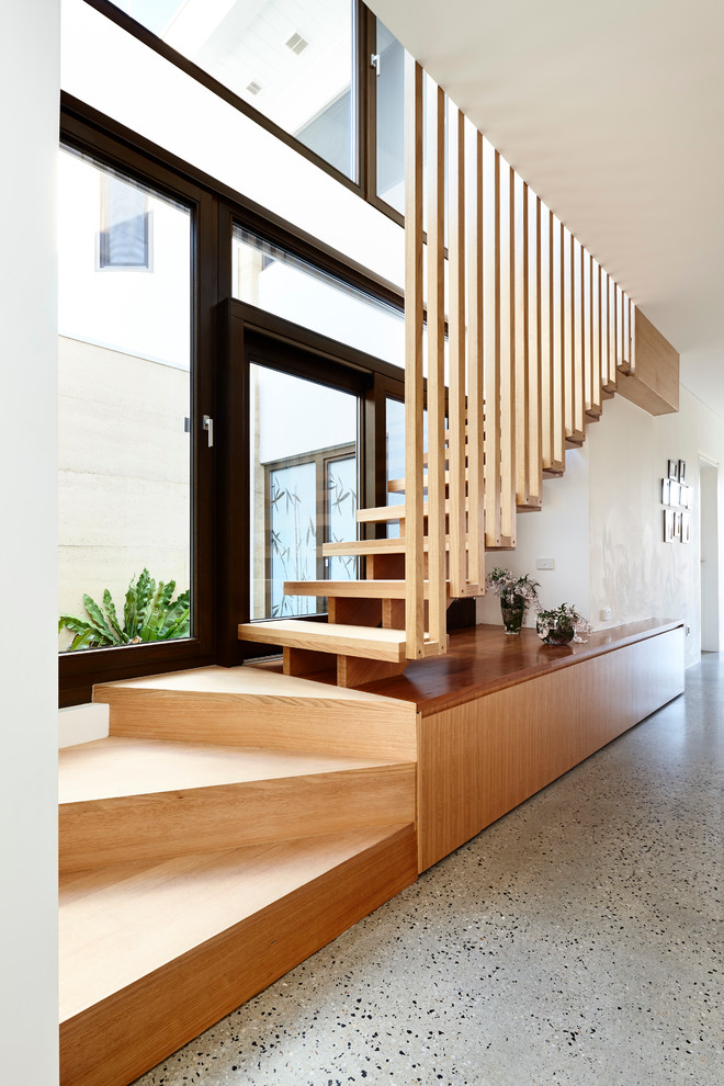 Modelo de escalera suspendida actual de tamaño medio sin contrahuella con escalones de madera