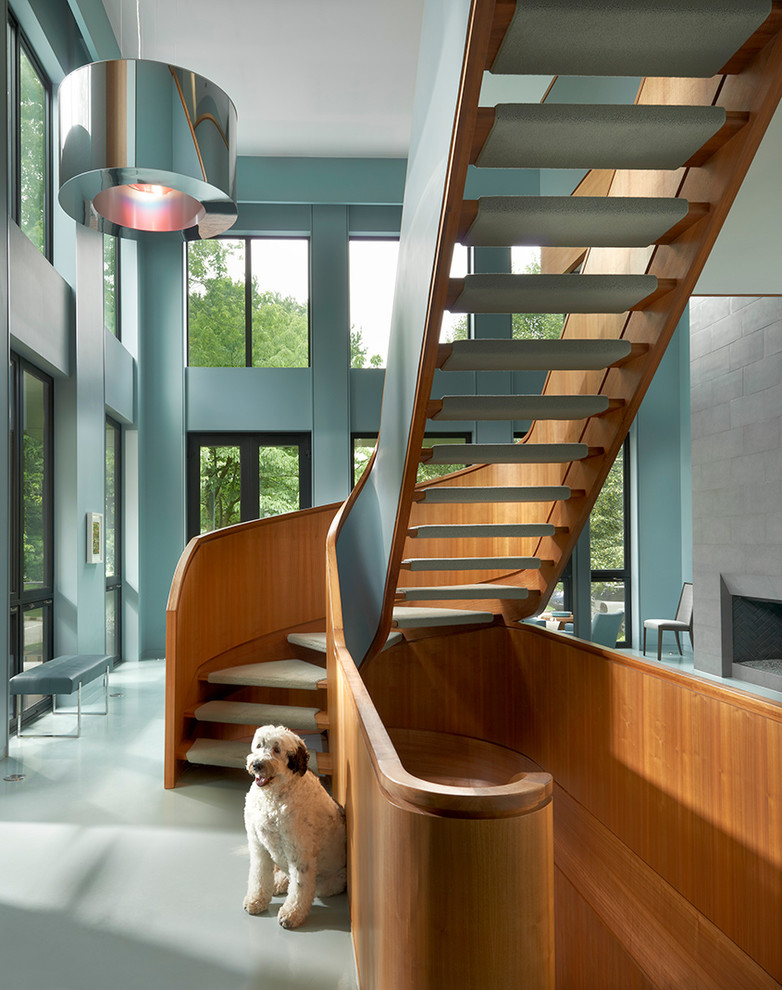 Inspiration för klassiska svängda trappor, med öppna sättsteg och räcke i trä