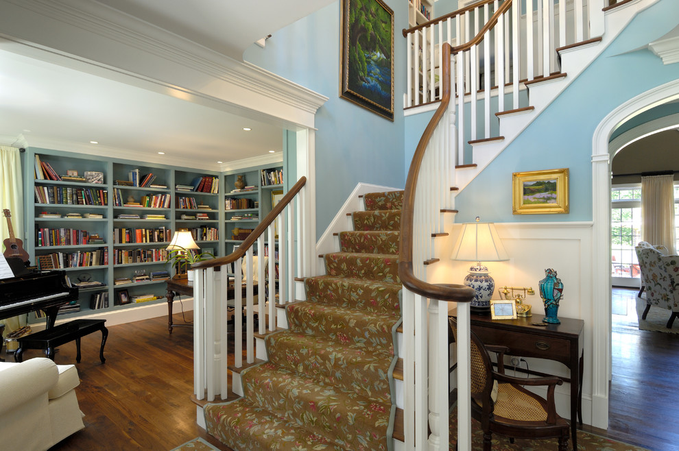Exemple d'un grand escalier chic en L avec des marches en moquette, des contremarches en moquette et éclairage.