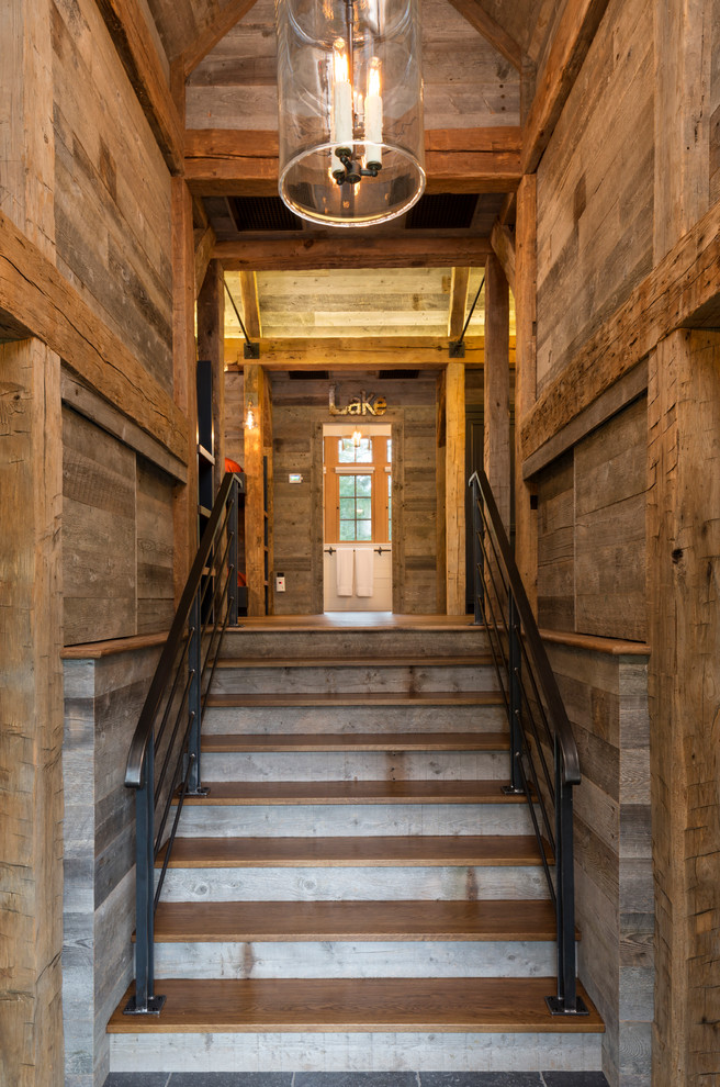 Ejemplo de escalera recta rústica con escalones de madera y contrahuellas de madera