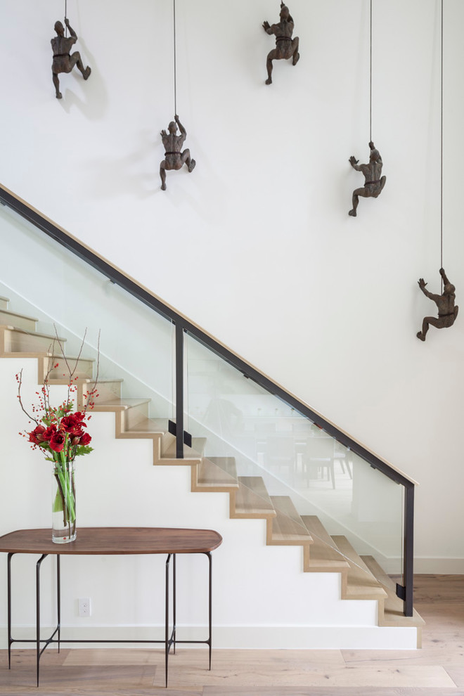 Свежая идея для дизайна: деревянная лестница в современном стиле с деревянными ступенями - отличное фото интерьера