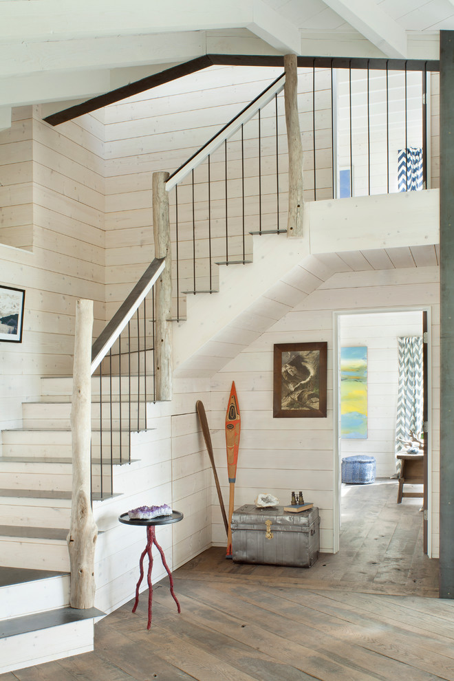 Идея дизайна: деревянная лестница в морском стиле с металлическими ступенями