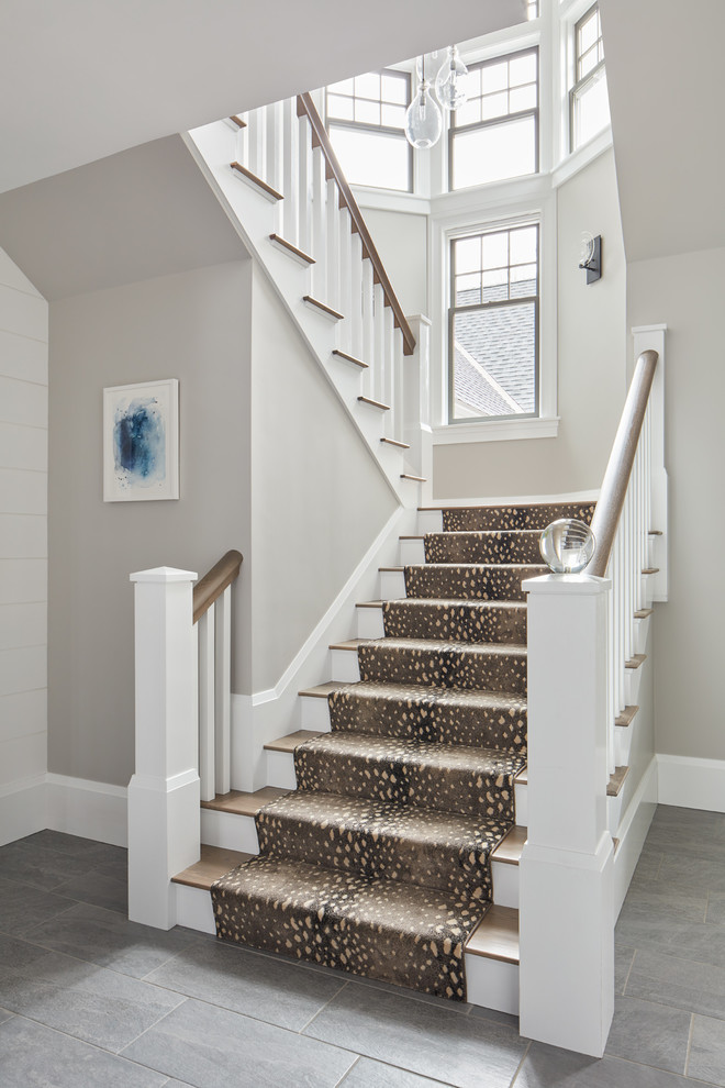 Свежая идея для дизайна: п-образная лестница в морском стиле с ступенями с ковровым покрытием, ковровыми подступенками и деревянными перилами - отличное фото интерьера
