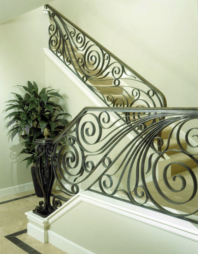 Inspiration pour un escalier traditionnel de taille moyenne avec des marches en moquette et des contremarches carrelées.