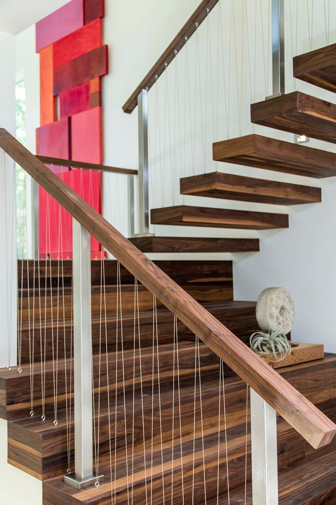 Пример оригинального дизайна: лестница на больцах в современном стиле с деревянными ступенями и перилами из тросов