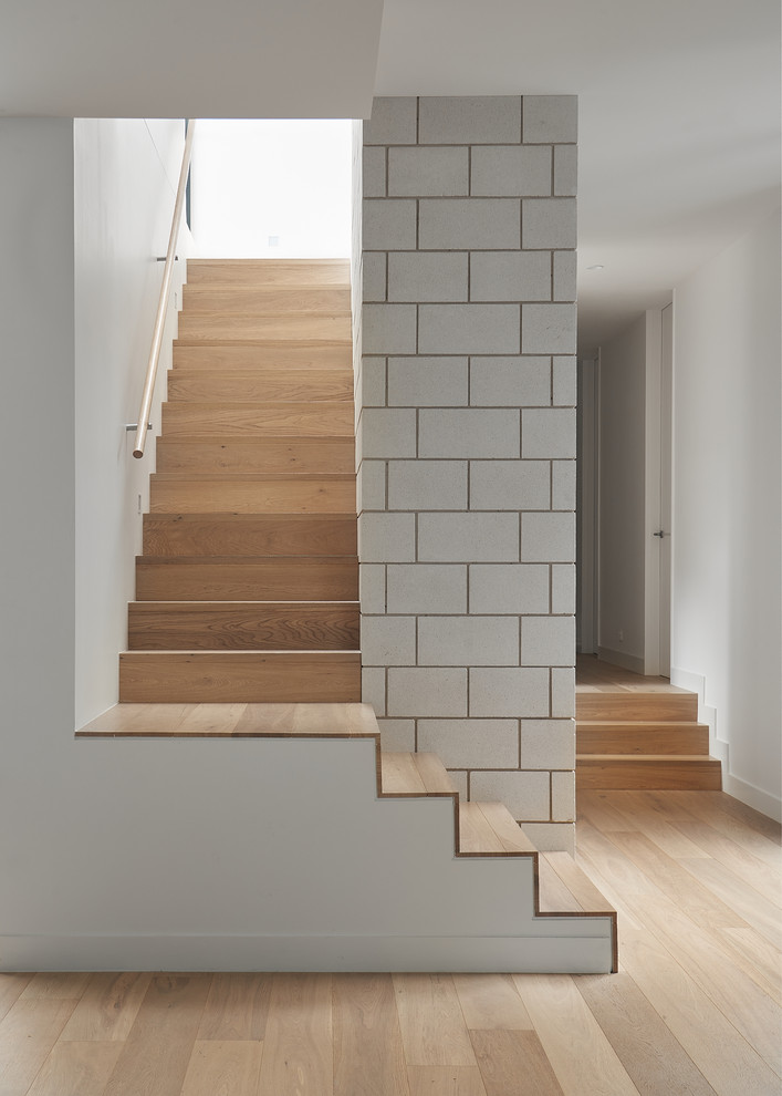 На фото: угловая деревянная лестница в стиле модернизм с деревянными ступенями
