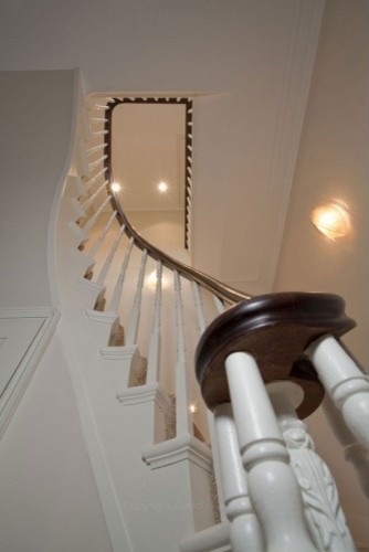 ロンドンにあるトランジショナルスタイルのおしゃれな階段の写真