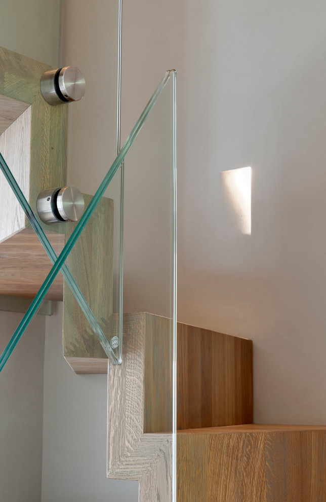 Idéer för mellanstora funkis flytande trappor i trä, med sättsteg i trä och räcke i glas