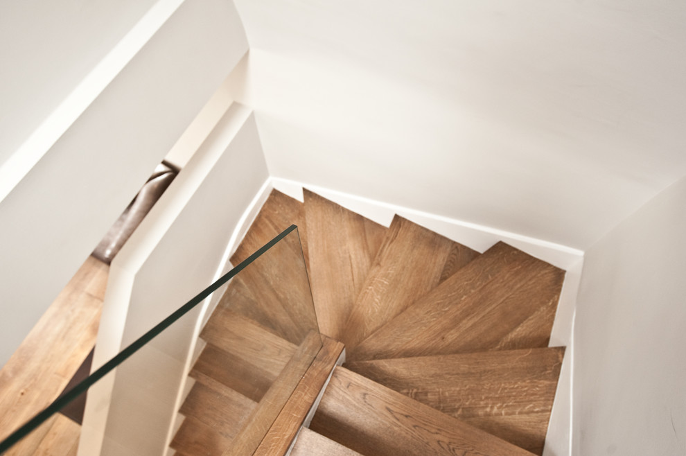 Inspiration för mellanstora moderna svängda trappor i trä, med sättsteg i trä
