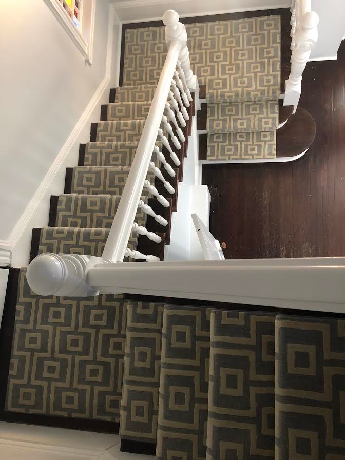 Gewendeltes, Mittelgroßes Modernes Treppengeländer Holz mit Teppich-Treppenstufen und Holz-Setzstufen in New York