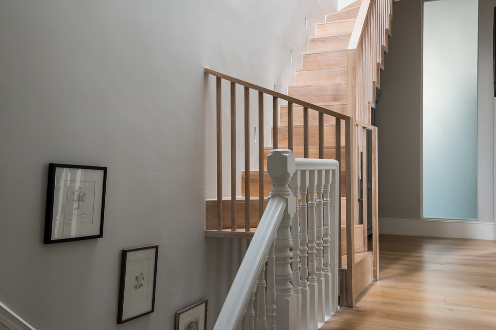 Idées déco pour un escalier droit éclectique de taille moyenne avec des marches en bois.