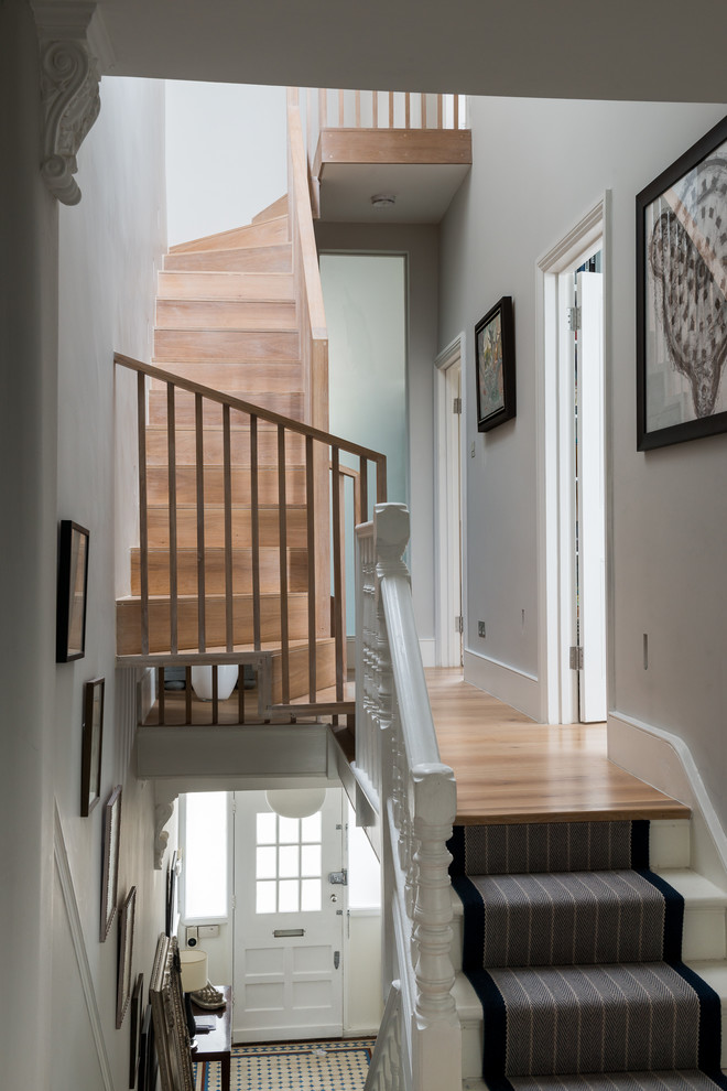 Exemple d'un escalier courbe éclectique de taille moyenne avec des marches en bois.