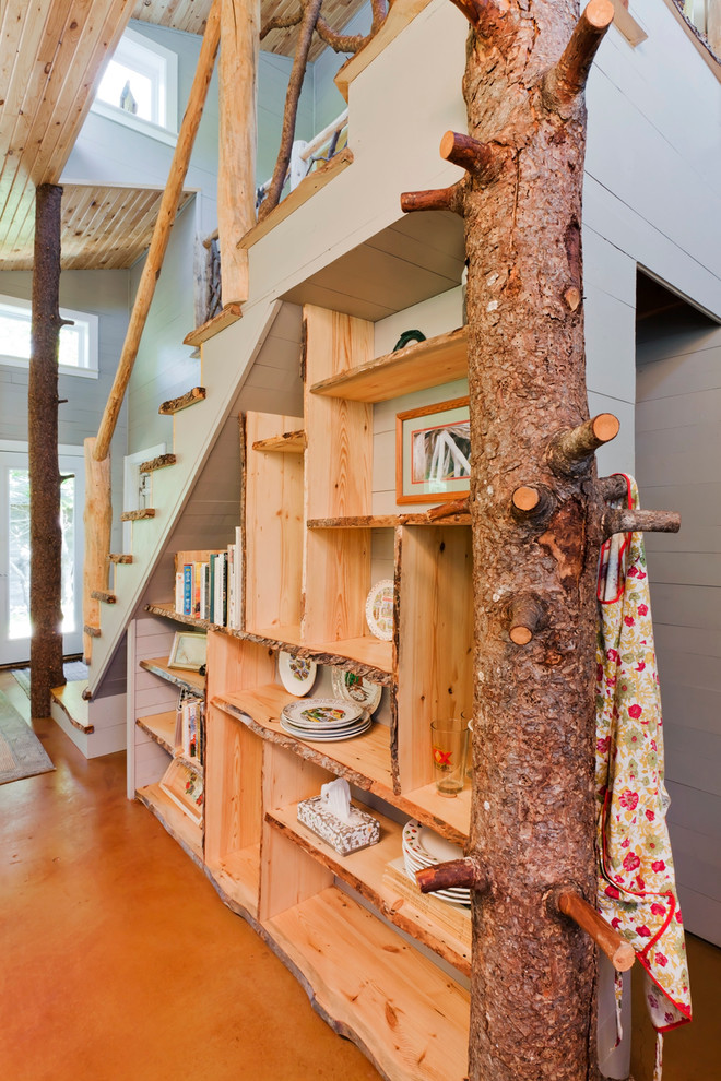 Foto de escalera recta campestre con escalones de madera