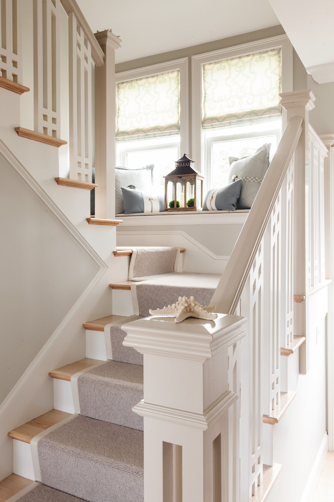 Источник вдохновения для домашнего уюта: угловая лестница среднего размера в морском стиле с деревянными ступенями и крашенными деревянными подступенками