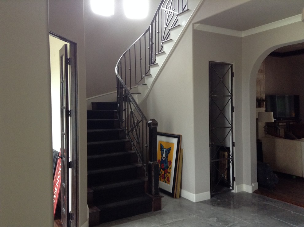 Aménagement d'un escalier courbe méditerranéen de taille moyenne avec des marches en moquette et des contremarches en moquette.