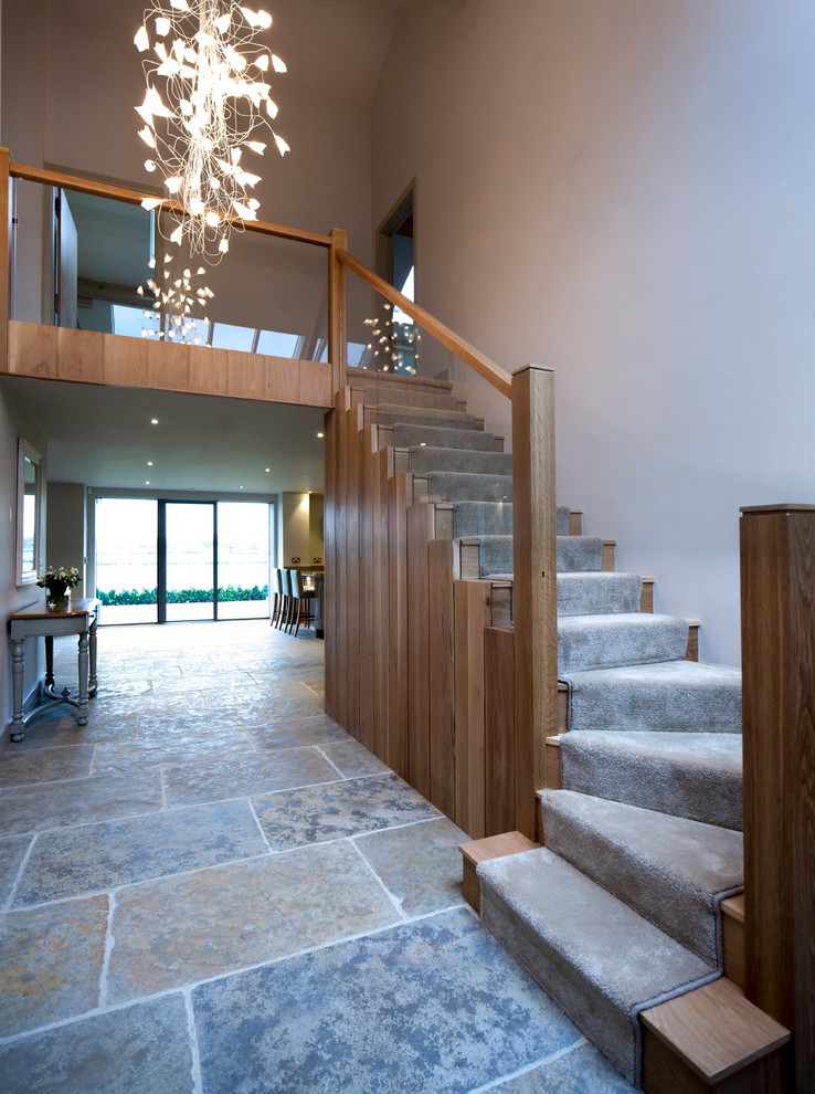 Mittelgroße Moderne Treppe in L-Form mit Teppich-Treppenstufen und Holz-Setzstufen in Cheshire