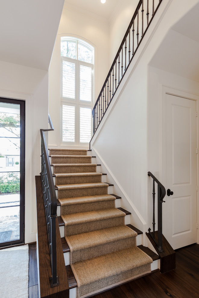Стильный дизайн: п-образная лестница в классическом стиле с деревянными ступенями и крашенными деревянными подступенками - последний тренд
