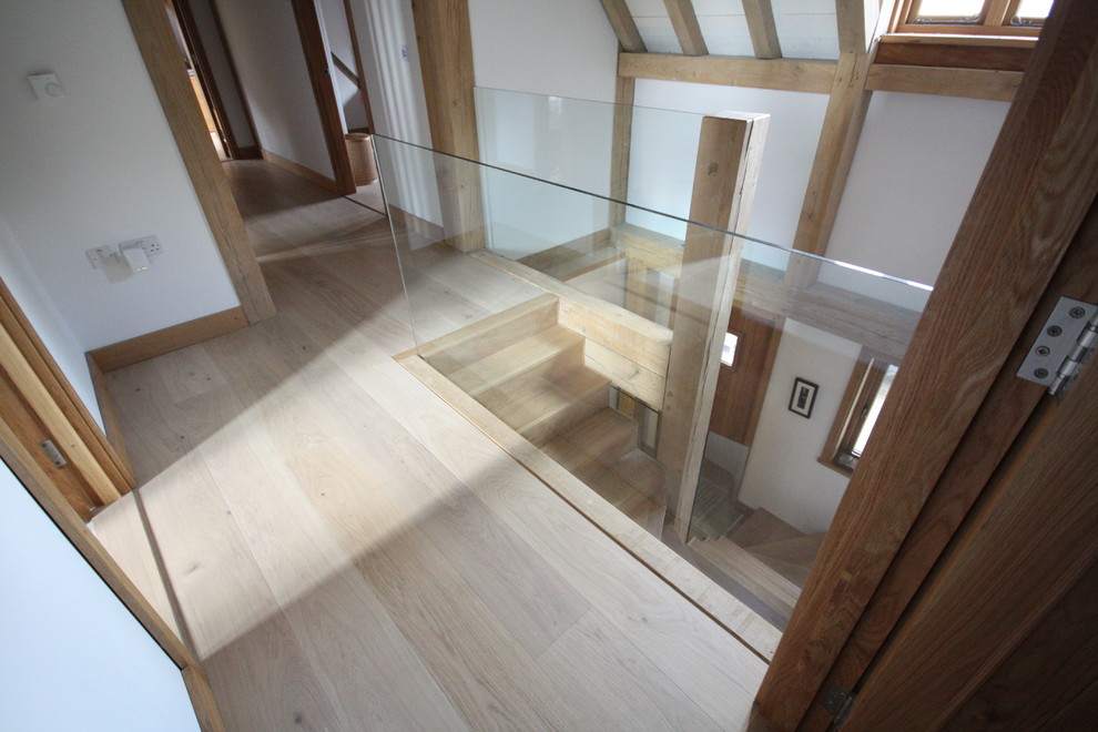 Mittelgroße Stilmix Holztreppe in U-Form mit Holz-Setzstufen in Essex