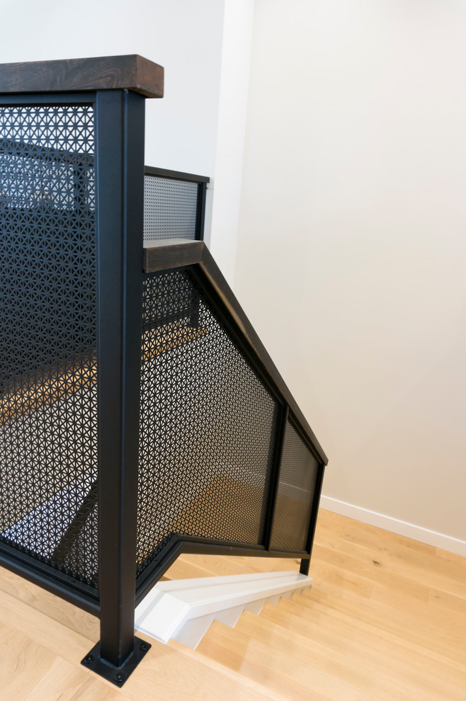 Réalisation d'un escalier minimaliste en L de taille moyenne avec un garde-corps en matériaux mixtes.