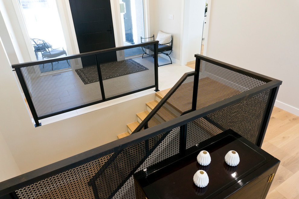Imagen de escalera en L minimalista de tamaño medio con barandilla de varios materiales