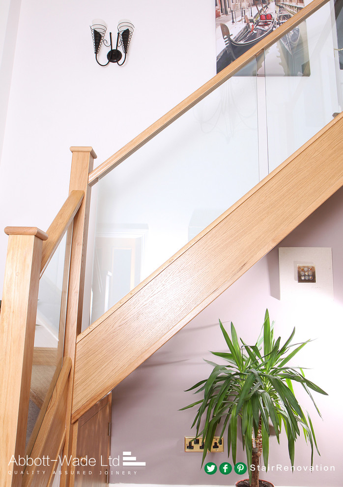 Moderne Treppe in L-Form mit Teppich-Treppenstufen und Teppich-Setzstufen in Cheshire