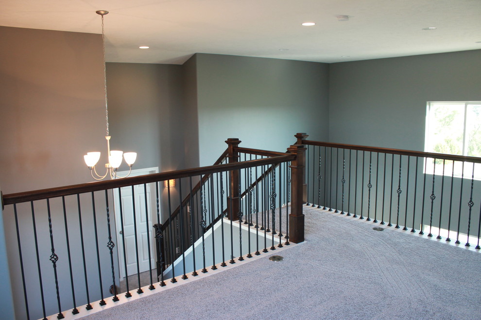 Стильный дизайн: большая п-образная лестница в стиле неоклассика (современная классика) с ступенями с ковровым покрытием, ковровыми подступенками и перилами из смешанных материалов - последний тренд