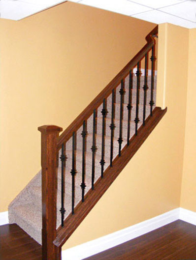 Idéer för att renovera en stor vintage rak trappa, med heltäckningsmatta, sättsteg med heltäckningsmatta och räcke i trä