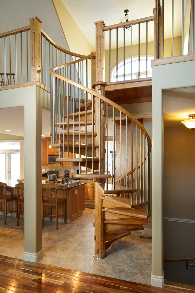 Источник вдохновения для домашнего уюта: винтовая лестница в стиле кантри с деревянными ступенями и перилами из смешанных материалов без подступенок
