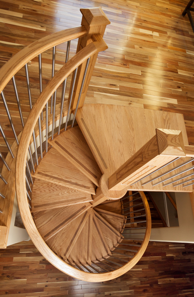 Идея дизайна: винтовая деревянная лестница в стиле рустика с деревянными ступенями и перилами из смешанных материалов