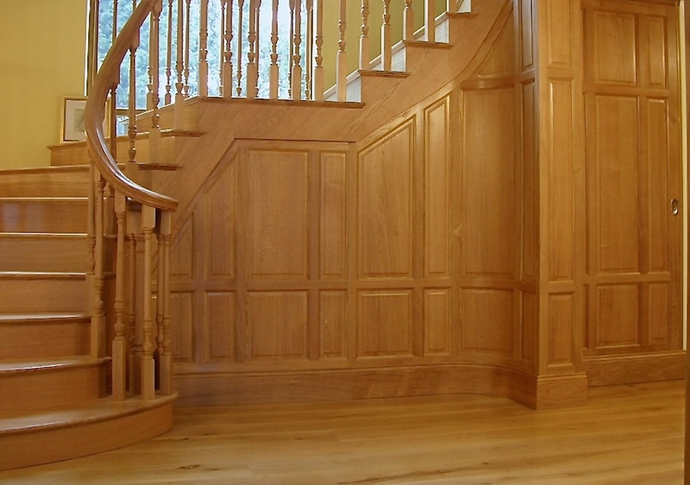 Свежая идея для дизайна: большая п-образная деревянная лестница в классическом стиле с деревянными ступенями - отличное фото интерьера