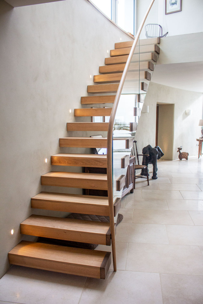 Imagen de escalera recta actual de tamaño medio con escalones de madera y barandilla de varios materiales