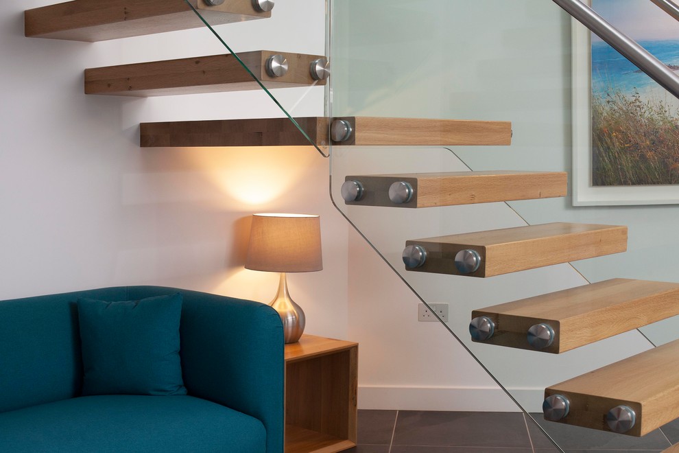 Schwebende, Mittelgroße Moderne Treppe in Cornwall