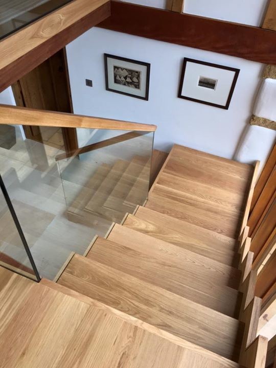 Schwebende, Mittelgroße Moderne Holztreppe mit Holz-Setzstufen in Wiltshire