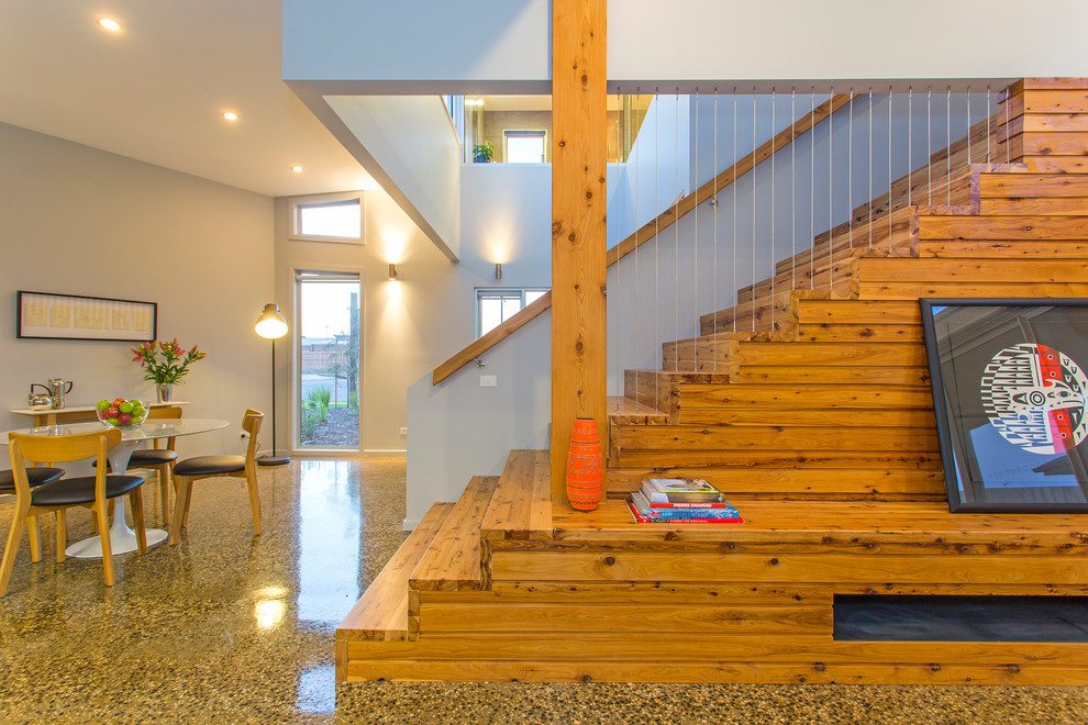 メルボルンにあるラグジュアリーな中くらいなコンテンポラリースタイルのおしゃれな直階段 (木の蹴込み板) の写真