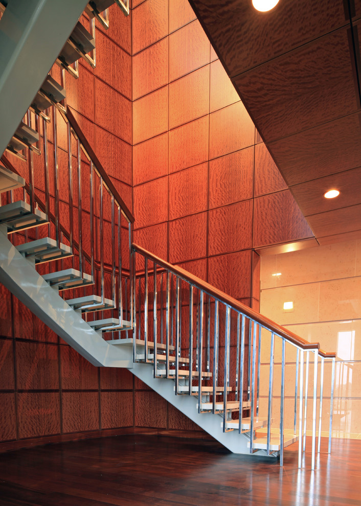 На фото: п-образная лестница среднего размера в стиле неоклассика (современная классика)