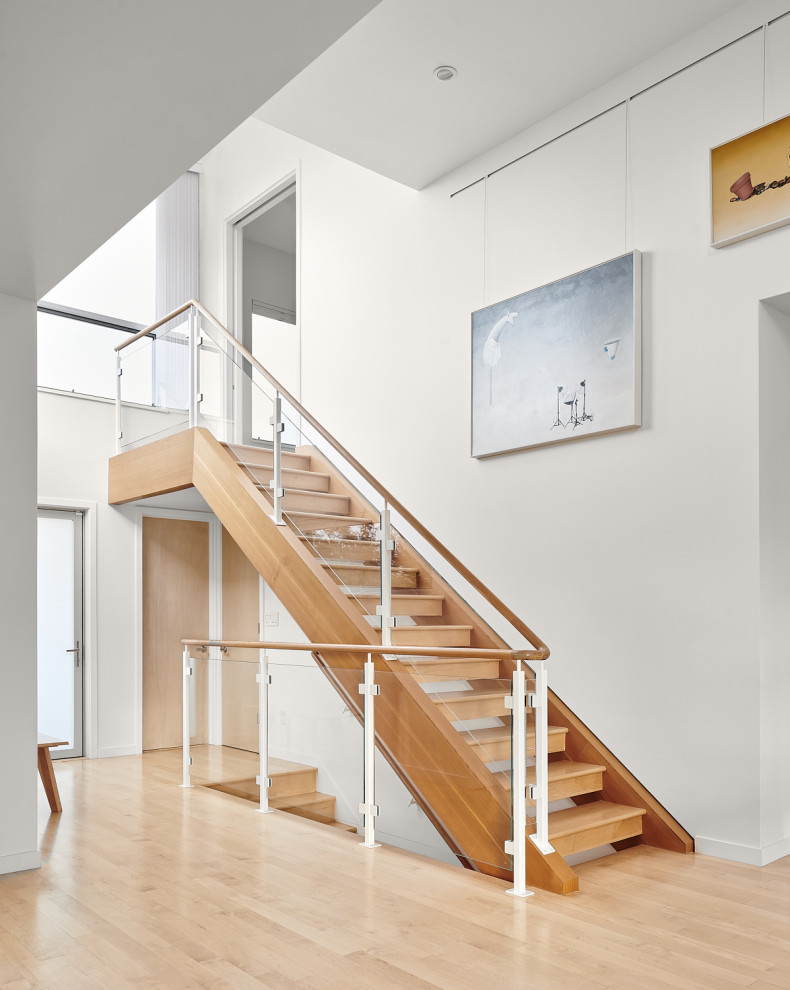 Ejemplo de escalera recta contemporánea sin contrahuella con escalones de madera y barandilla de varios materiales