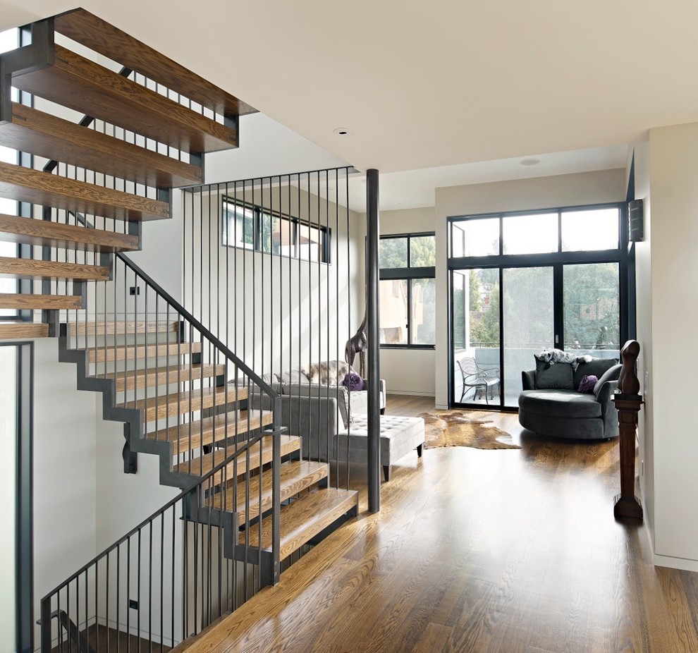 Cette photo montre un escalier sans contremarche tendance en U avec des marches en bois.